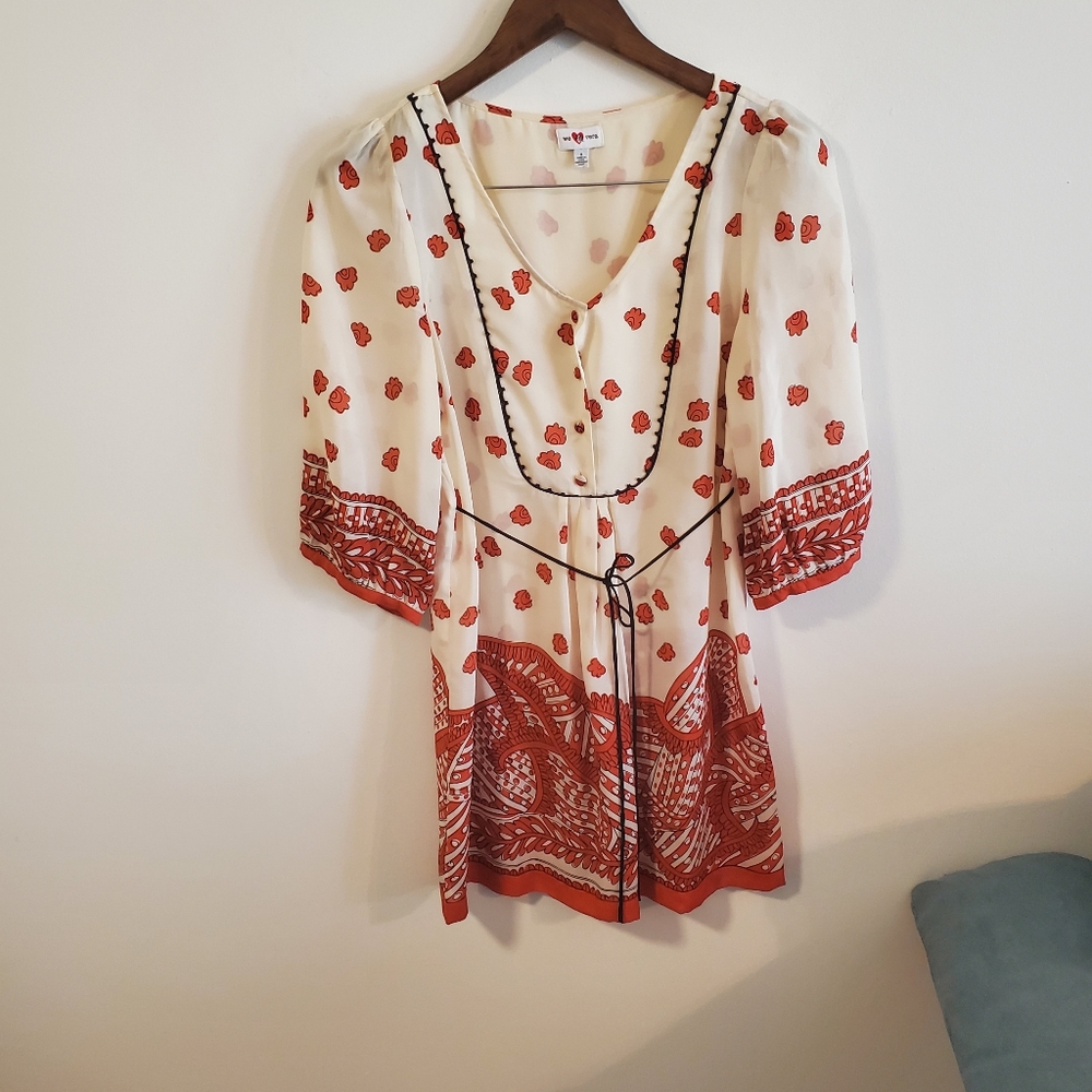 We love Vera 100% silk patterned tie front tunic blouse size 2 floral buttons